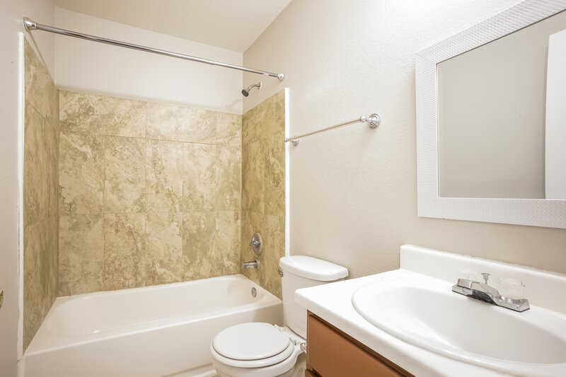 0/Mo, 422 N Willow Dr Houston, TX 77073 Bathroom View
