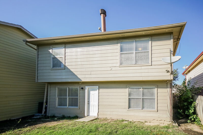 0/Mo, 422 N Willow Dr Houston, TX 77073 Rear View