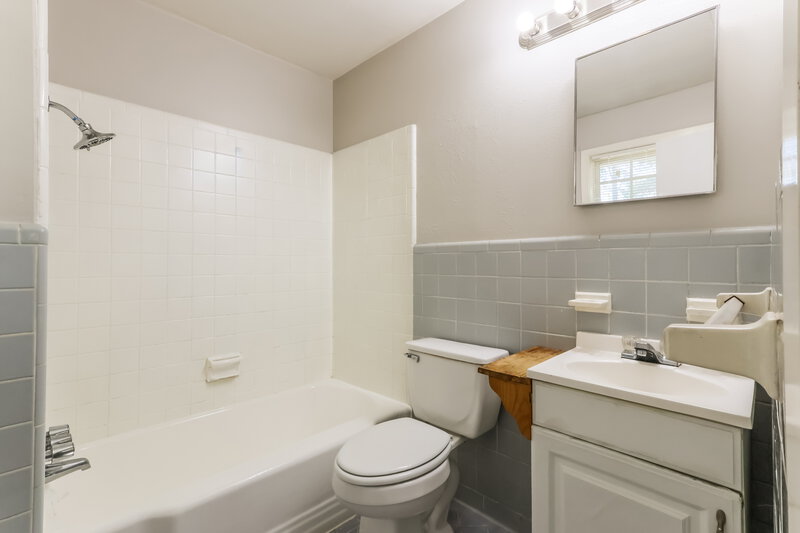 1,640/Mo, 608 Hilliard Conroe, TX 77301 Main Bathroom View