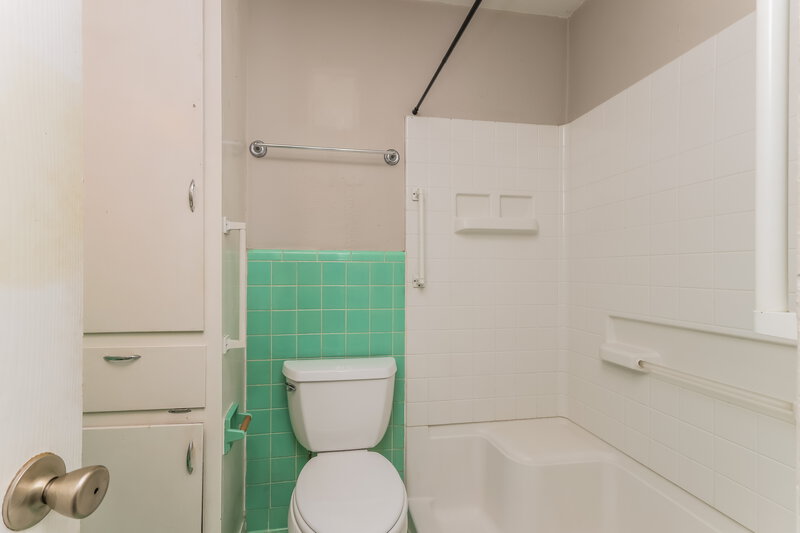 1,640/Mo, 608 Hilliard Conroe, TX 77301 Bathroom View