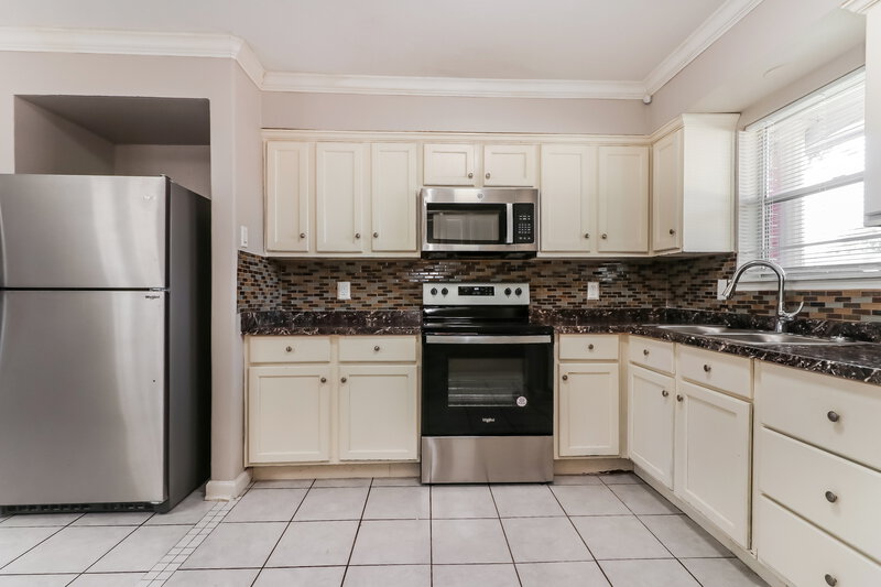 1,800/Mo, 12805 Bexley Dr Houston, TX 77099 Kitchen View 2