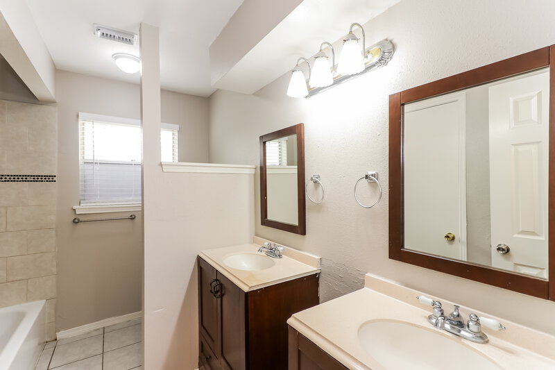 1,800/Mo, 12805 Bexley Dr Houston, TX 77099 Main Bathroom View