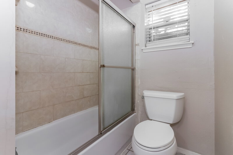 1,800/Mo, 12805 Bexley Dr Houston, TX 77099 Bathroom View