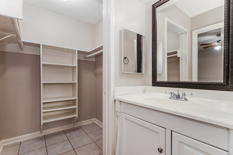 1,800/Mo, 12805 Bexley Dr Houston, TX 77099 Bathroom View 2