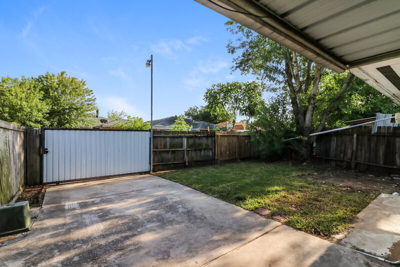 1,800/Mo, 12805 Bexley Dr Houston, TX 77099 Backyard View