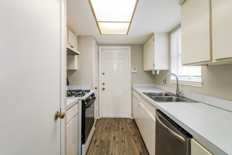 1,565/Mo, 5014 Hasie Dr Houston, TX 77032 Kitchen View 2