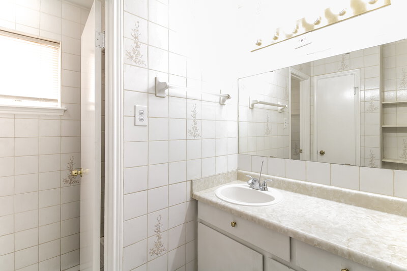 1,565/Mo, 5014 Hasie Dr Houston, TX 77032 Main Bathroom View