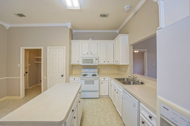 1,895/Mo, 599 Orangewood Conroe, TX 77302 Kitchen View