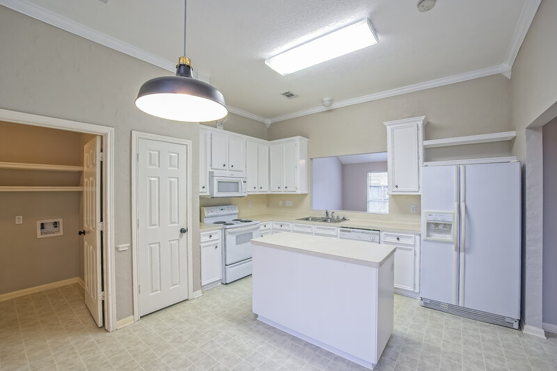 1,895/Mo, 599 Orangewood Conroe, TX 77302 Kitchen View 2