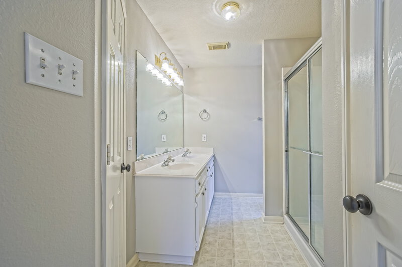 1,895/Mo, 599 Orangewood Conroe, TX 77302 Main Bathroom View