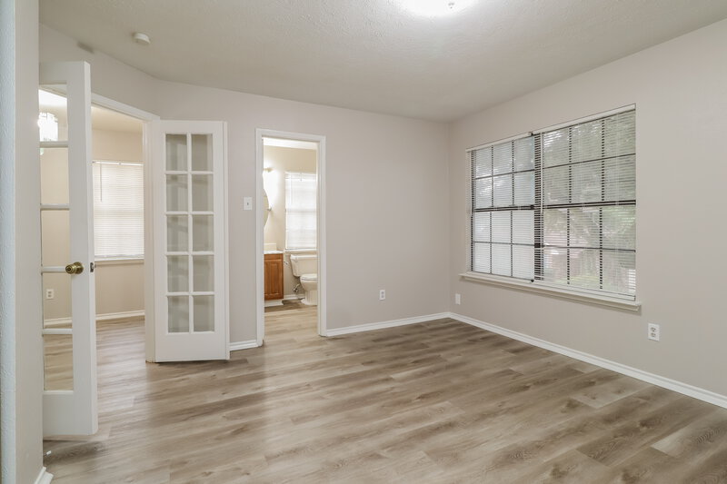 1,585/Mo, 21 Regency Ln Houston, TX 77088 Main Bedroom View 2