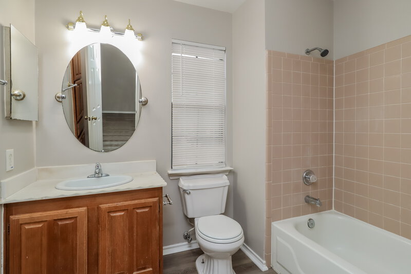 1,585/Mo, 21 Regency Ln Houston, TX 77088 Main Bathroom View