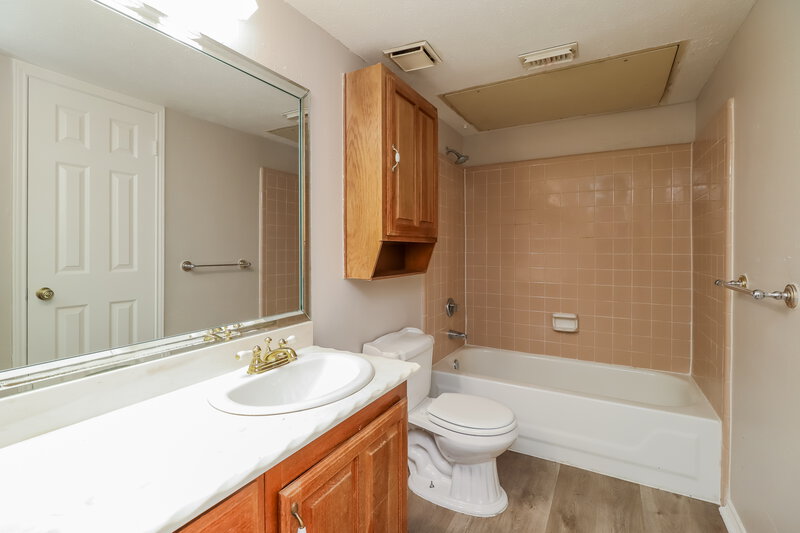 1,585/Mo, 21 Regency Ln Houston, TX 77088 Bathroom View