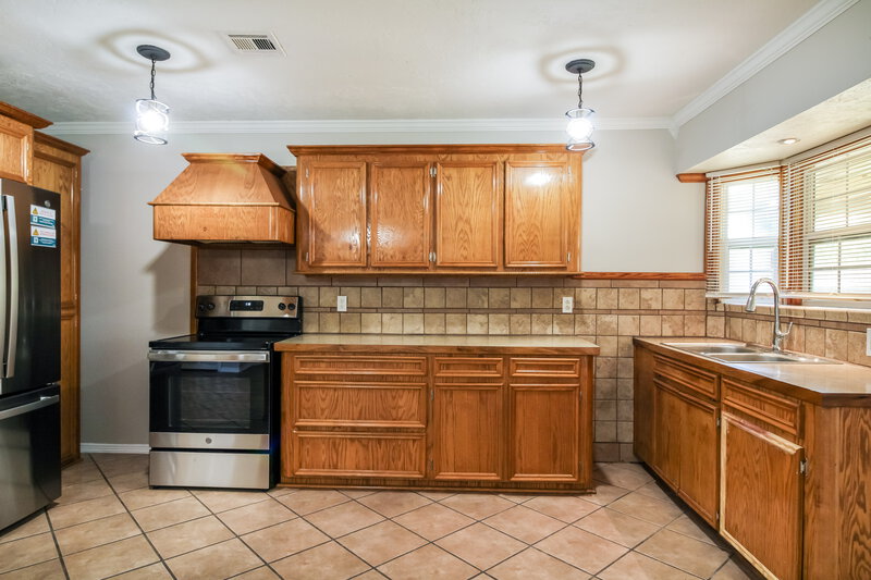 1,570/Mo, 2701 5th Ave N. Texas City, TX 77590 Kitchen View 2