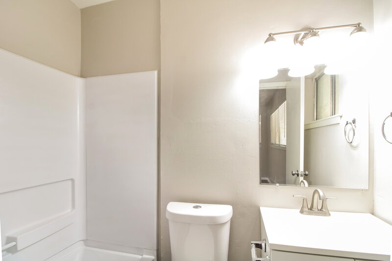 1,570/Mo, 2701 5th Ave N. Texas City, TX 77590 Main Bathroom View
