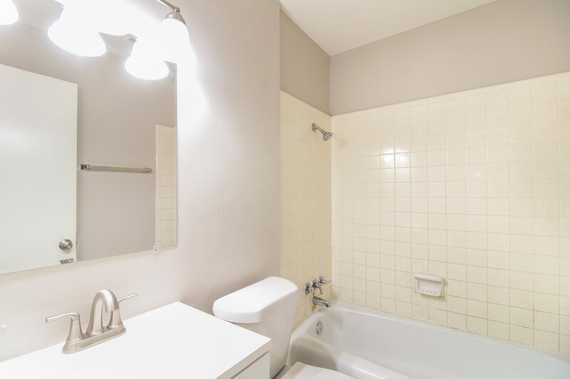 1,570/Mo, 2701 5th Ave N. Texas City, TX 77590 Bathroom View