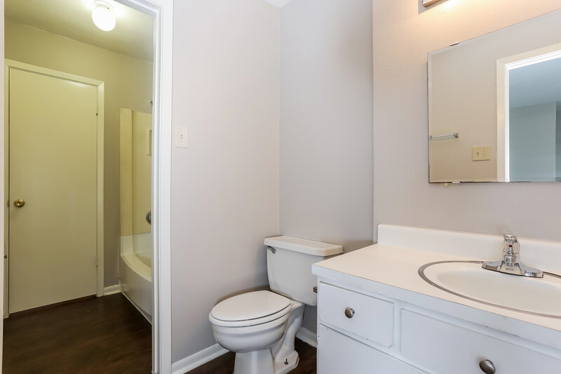 1,910/Mo, 8846 Kempwood Dr Houston, TX 77080 Main Bathroom View