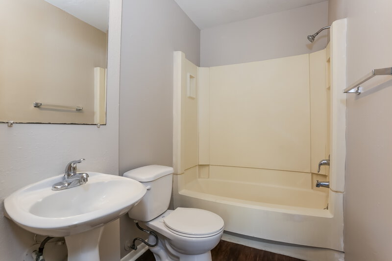 1,910/Mo, 8846 Kempwood Dr Houston, TX 77080 Bathroom View