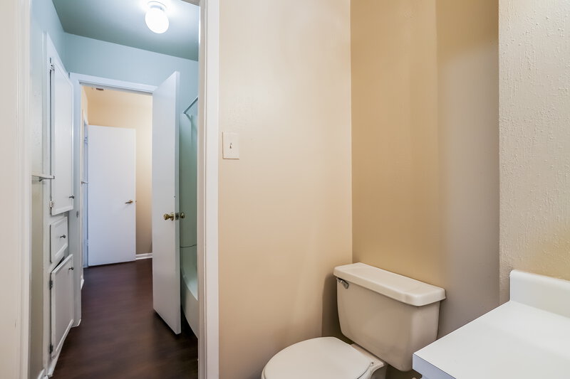 1,910/Mo, 8846 Kempwood Dr Houston, TX 77080 Bathroom View 2