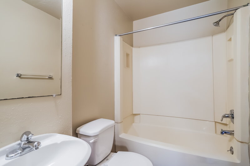 1,910/Mo, 8846 Kempwood Dr Houston, TX 77080 Bathroom View 3