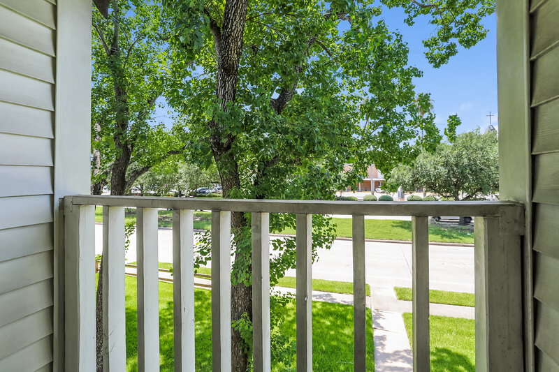 1,910/Mo, 8846 Kempwood Dr Houston, TX 77080 Balcony View