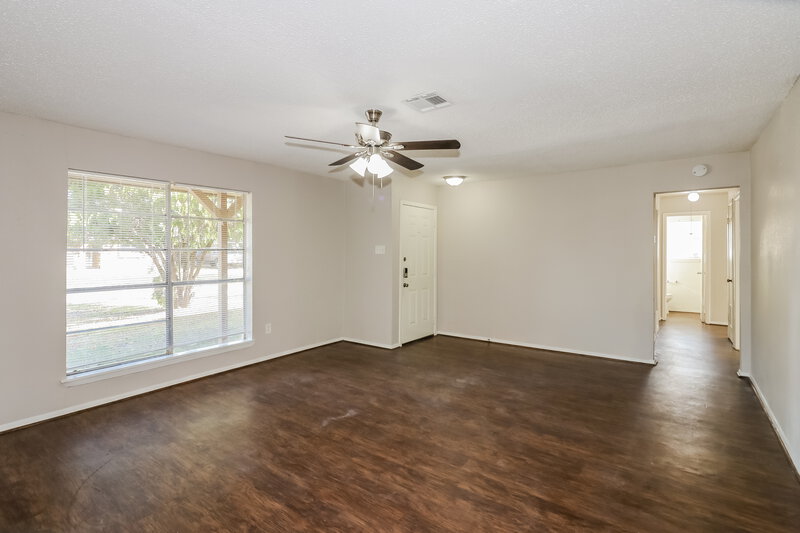 1,585/Mo, 5139 Wickview Ln Houston, TX 77053 Living Room View
