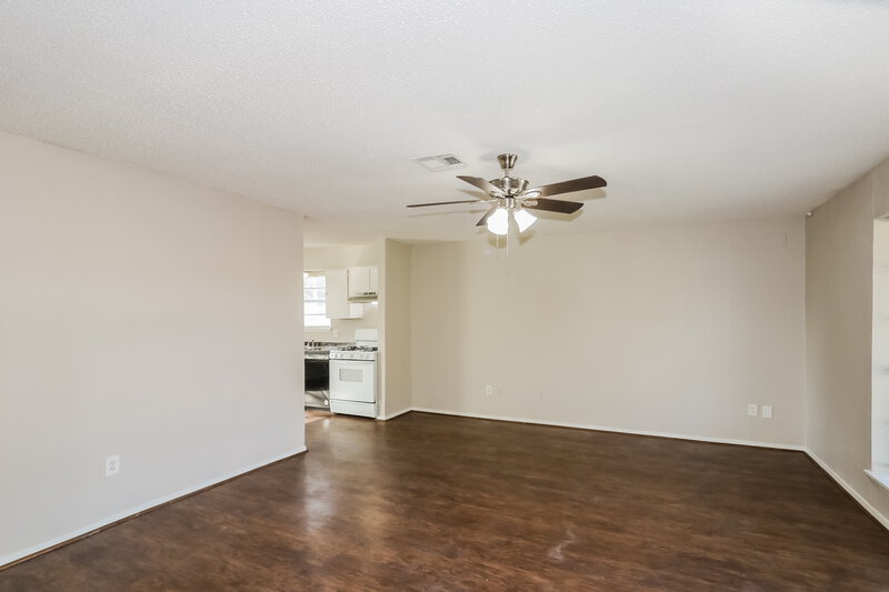 1,585/Mo, 5139 Wickview Ln Houston, TX 77053 Living Room View 2