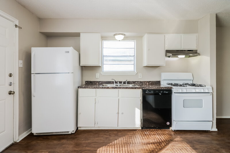 1,585/Mo, 5139 Wickview Ln Houston, TX 77053 Kitchen View 2