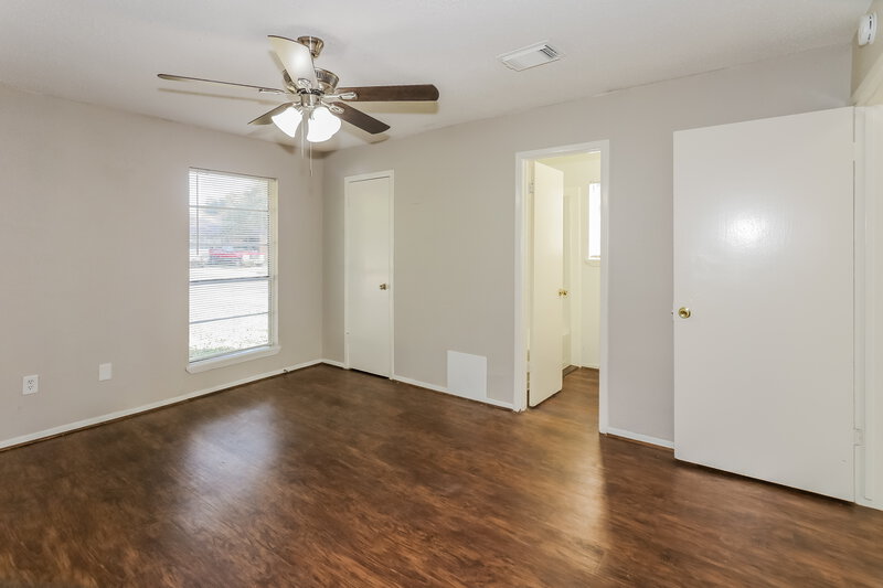 1,585/Mo, 5139 Wickview Ln Houston, TX 77053 Main Bedroom View