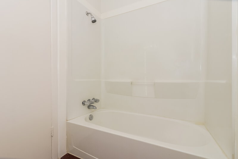 1,585/Mo, 5139 Wickview Ln Houston, TX 77053 Main Bathroom View 2