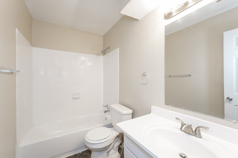1,915/Mo, 12203 Deer Wood Pinehurst, TX 77362 Main Bathroom View