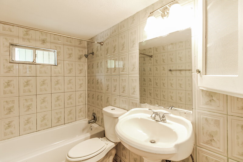 1,670/Mo, 12411 Deergrove St Houston, TX 77039 Main Bathroom View