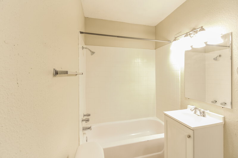 1,670/Mo, 12411 Deergrove St Houston, TX 77039 Bathroom View