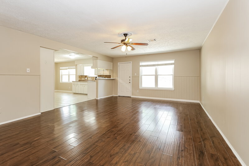 1,660/Mo, 502 Hildred Ave Conroe, TX 77303 Living Room View 2