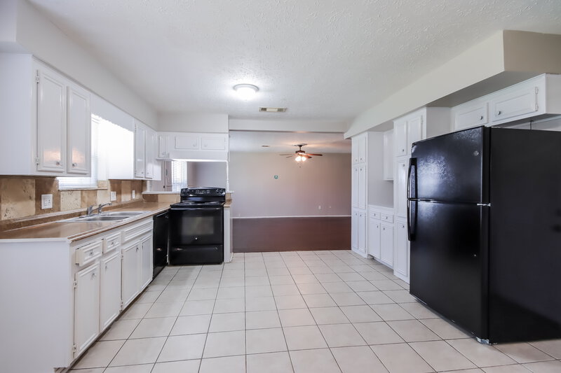 1,635/Mo, 502 Hildred Ave Conroe, TX 77303 Kitchen View