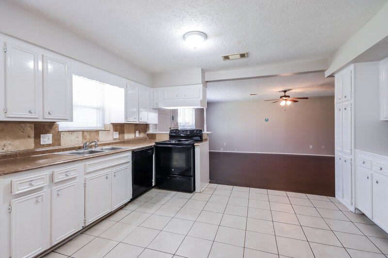 1,635/Mo, 502 Hildred Ave Conroe, TX 77303 Kitchen View 2