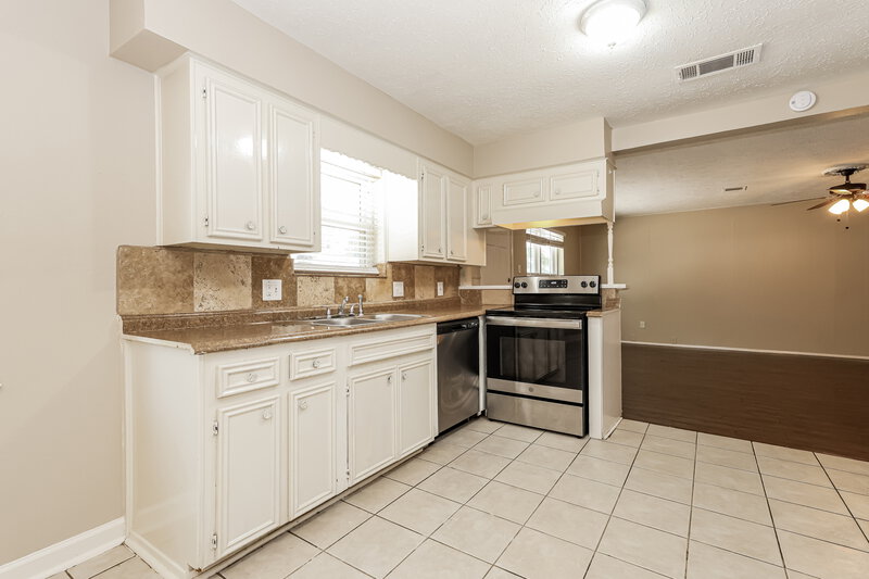 1,660/Mo, 502 Hildred Ave Conroe, TX 77303 Kitchen View 2