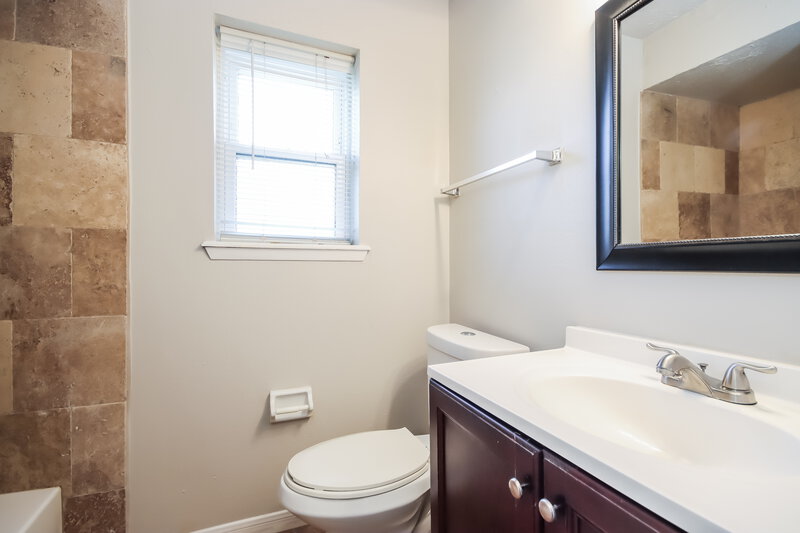 1,635/Mo, 502 Hildred Ave Conroe, TX 77303 Main Bathroom View