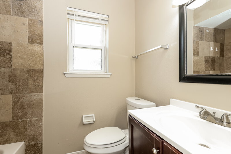1,660/Mo, 502 Hildred Ave Conroe, TX 77303 Main Bathroom View