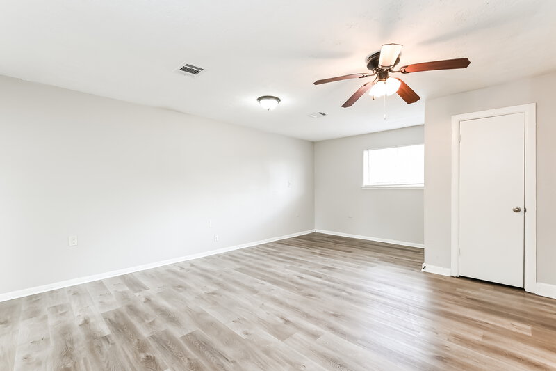 2,980/Mo, 2811 26th St Dickinson, TX 77539 Main Bedroom View 2