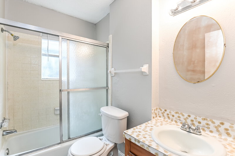 2,980/Mo, 2811 26th St Dickinson, TX 77539 Main Bathroom View