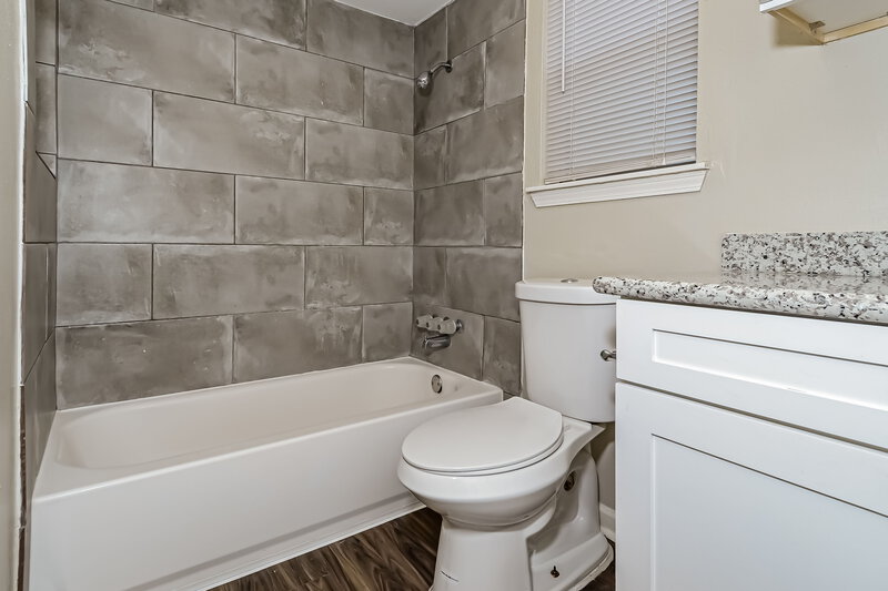 2,150/Mo, 11915 Lakewood West Dr Cypress, TX 77429 Main Bathroom View 2