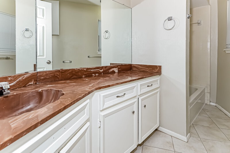 2,150/Mo, 11915 Lakewood West Dr Cypress, TX 77429 Bathroom View