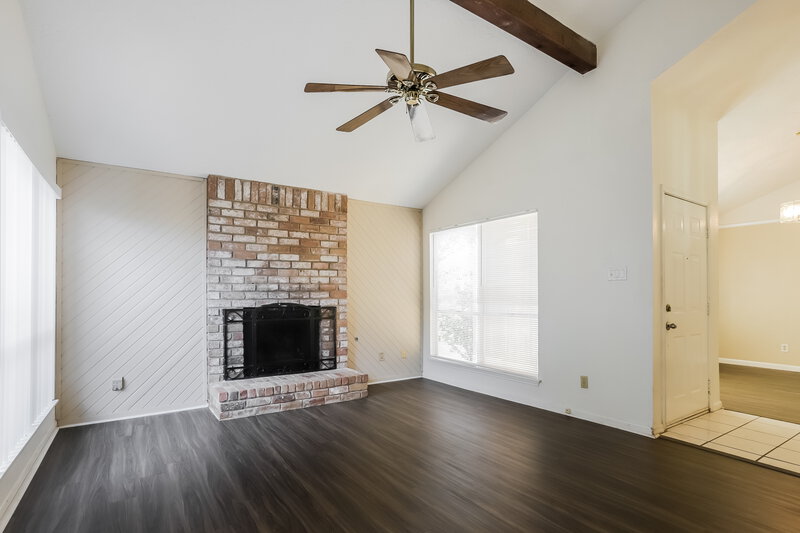 2,130/Mo, 11807 Gatlinburg Dr Houston, TX 77031 Living Room View 2