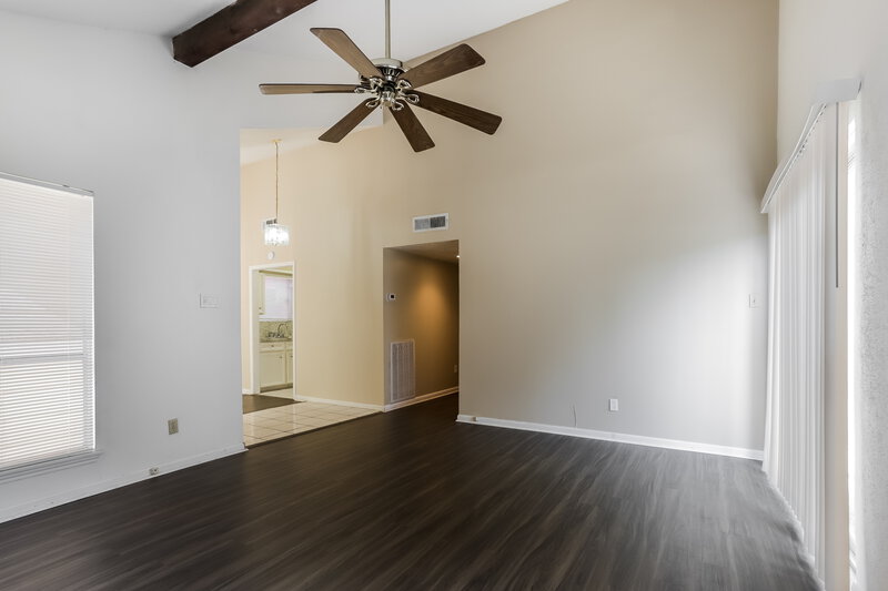 2,130/Mo, 11807 Gatlinburg Dr Houston, TX 77031 Living Room View 3