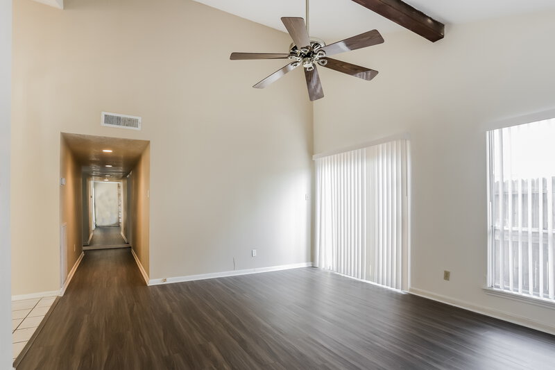 2,130/Mo, 11807 Gatlinburg Dr Houston, TX 77031 Living Room View 4
