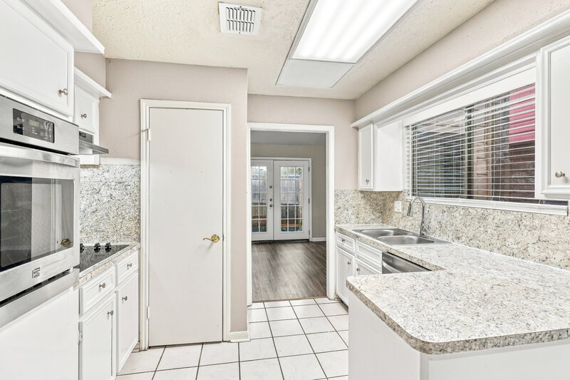 1,710/Mo, 11807 Gatlinburg Dr Houston, TX 77031 Kitchen View