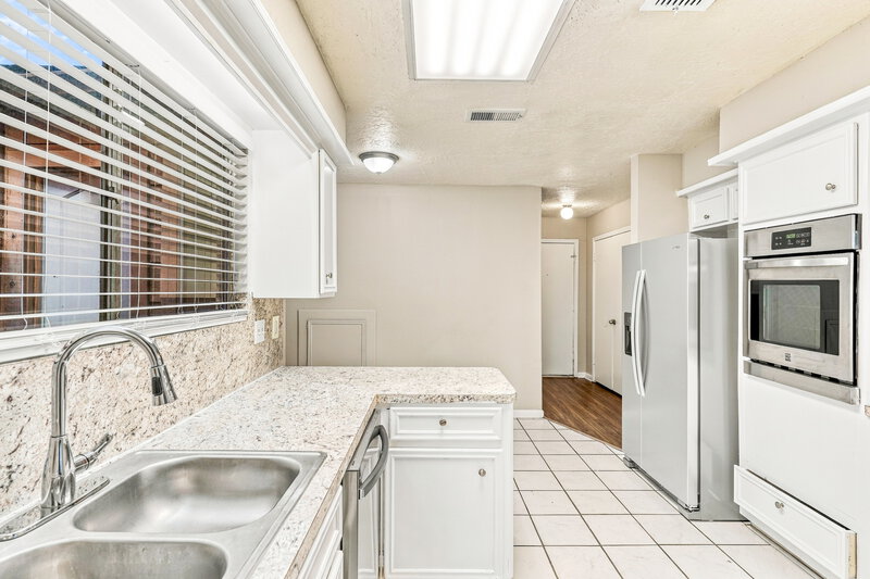 1,710/Mo, 11807 Gatlinburg Dr Houston, TX 77031 Kitchen View 2
