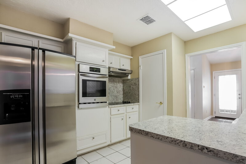 2,130/Mo, 11807 Gatlinburg Dr Houston, TX 77031 Kitchen View