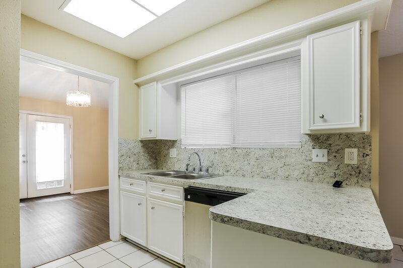 2,130/Mo, 11807 Gatlinburg Dr Houston, TX 77031 Kitchen View 2